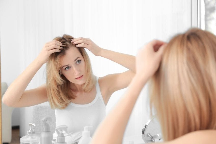 Warum lösen Schwangerschaft und Wechseljahre Haarausfall aus?
